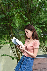 倚靠在凳子上看书的女生图片