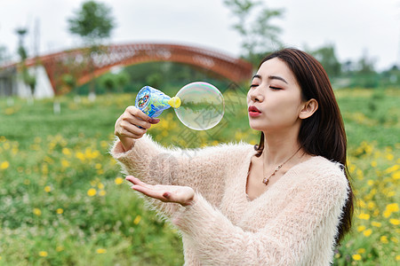 吹泡泡的女生图片