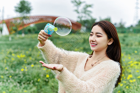 户外玩耍的美女图片