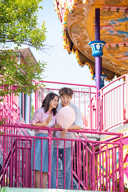 情侣游乐园吃棉花糖