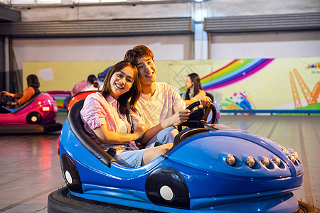 情侣游乐园开碰碰车图片素材