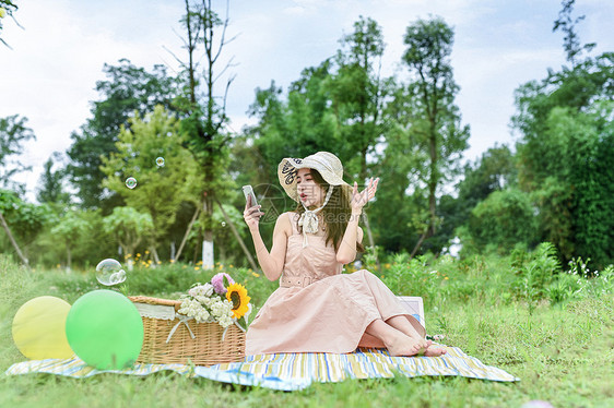 户外野餐玩耍的美女图片