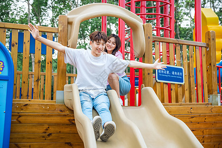 水上滑滑梯情侣玩滑滑梯背景
