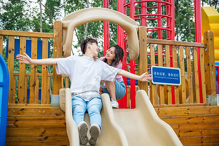 情侣玩滑滑梯图片