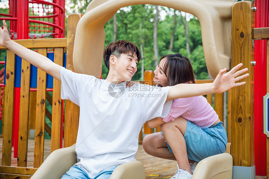 情侣玩滑滑梯