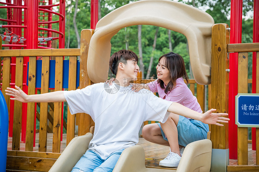 情侣玩滑滑梯