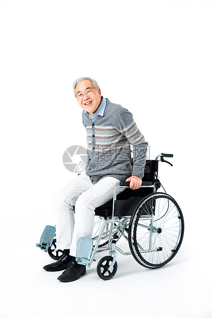 老人从轮椅上站起图片
