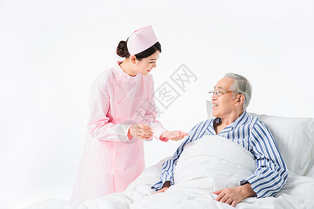 护士嘱咐老人吃药图片