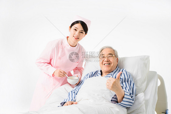 护士照顾老年人喂饭图片