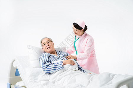 护士为老人测量心率图片