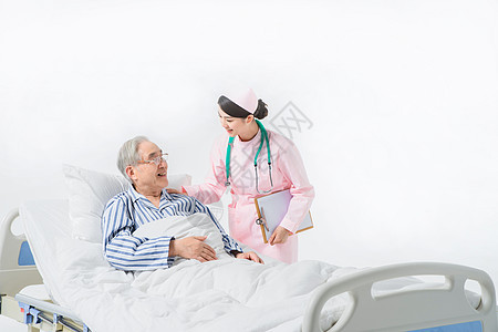 护士给老人量体温图片