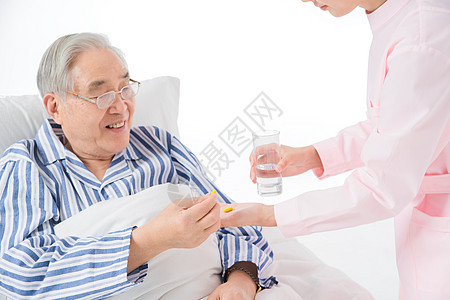 护士嘱咐老人吃药图片