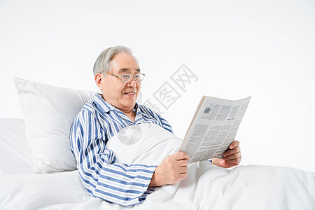 老人在病床上看报纸图片