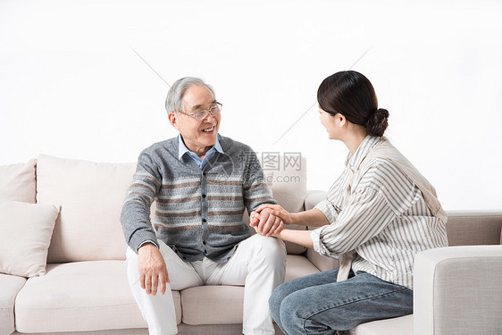 老人与护工交谈图片