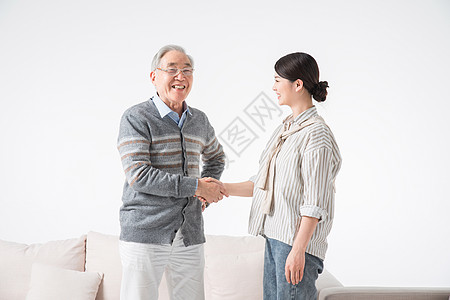 老人与护工交谈图片