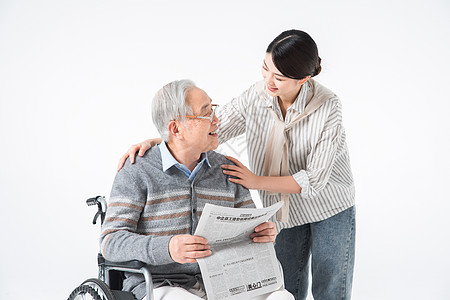 护工陪伴老人看报纸图片
