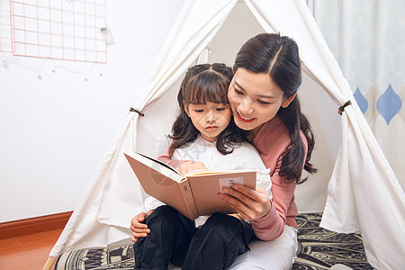 妈妈陪小女孩阅读背景图片