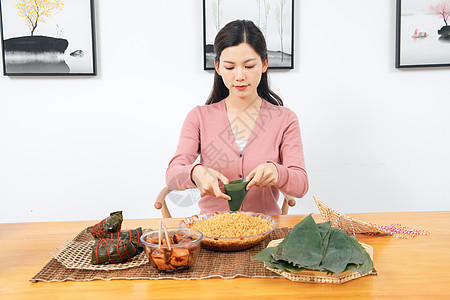 美女端午节包粽子图片