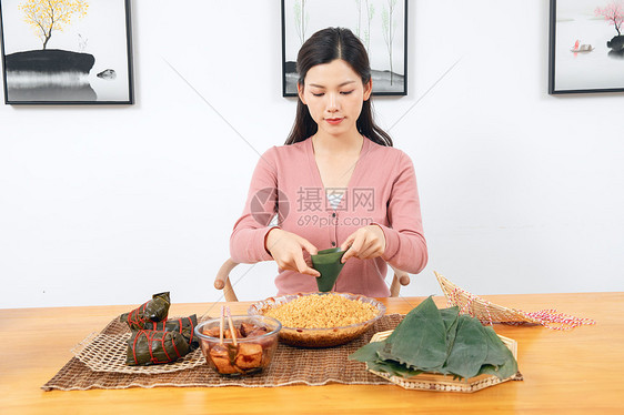 美女端午节包粽子图片