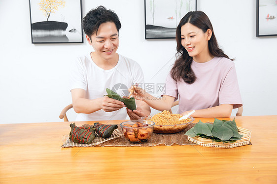 夫妻端午节包粽子图片