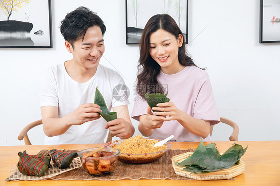 夫妻端午节包粽子图片