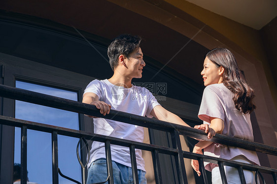 情侣在阳台交流图片