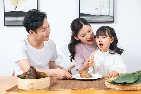 一家人吃粽子图片