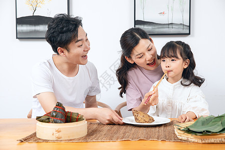 一家人吃粽子高清图片