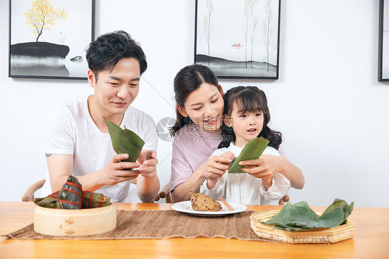 一家人端午节包粽子图片