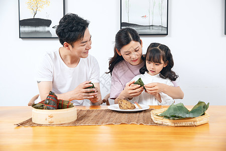 一家人端午节包粽子背景图片