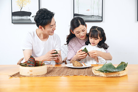 孩子包粽子一家人端午节包粽子背景