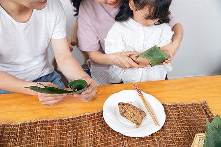 一家人端午节包粽子图片