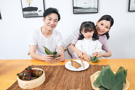 一家人端午节包粽子图片