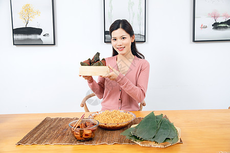 美女端午节包粽子图片