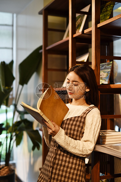 书店看书的女学生图片