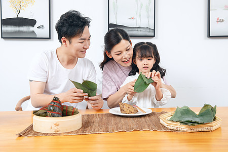 一家人端午节包粽子背景图片