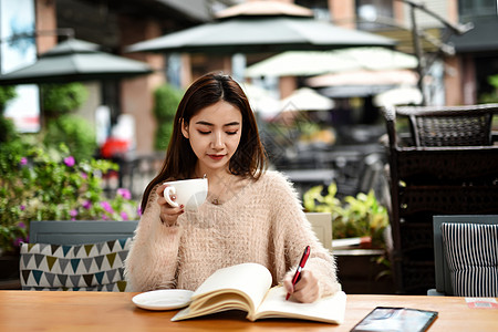 喝咖啡学习的女生背景图片