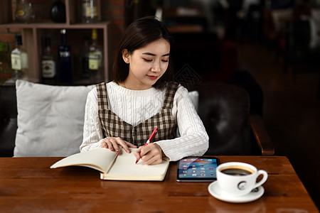 认真写字的女学生图片