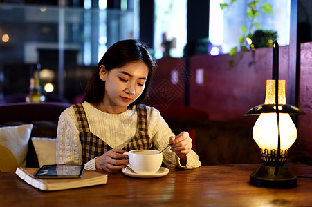 美女咖啡店坐着喝咖啡的美女背景