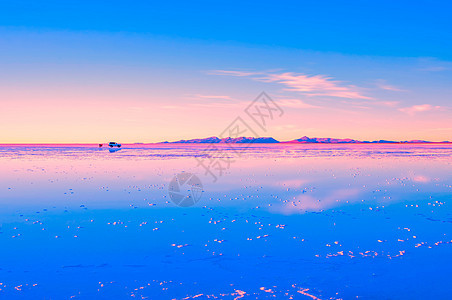 清晨的乌尤尼盐湖图片