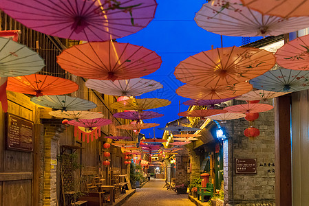 卖报童浙江宁波前童古镇夜景背景