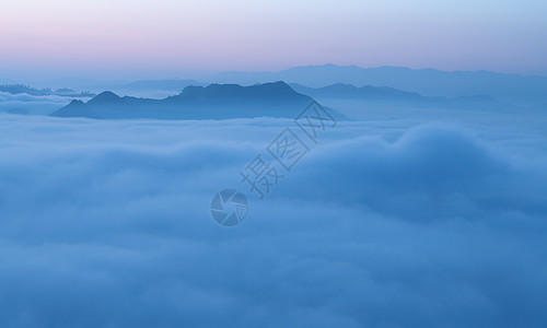 云雾缭绕山水风光背景图片