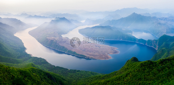 云雾缭绕山水风光图片