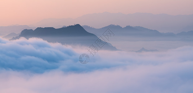 云雾缭绕山水风光图片