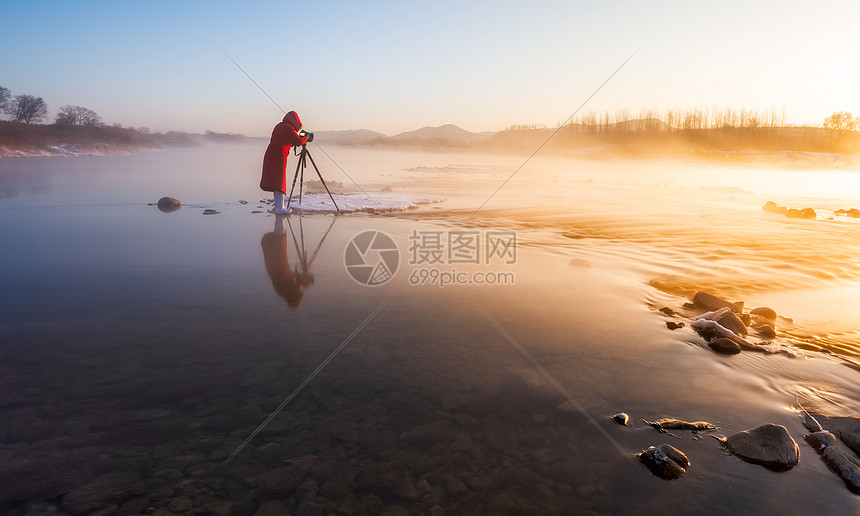 摄影师拍摄冬天风景图片