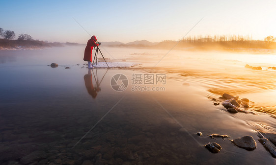 摄影师拍摄冬天风景图片