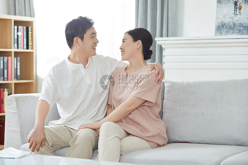 中年夫妇对视高清图片下载 正版图片 摄图网 中年夫妇对视高清图片下载 正版图片 摄图网