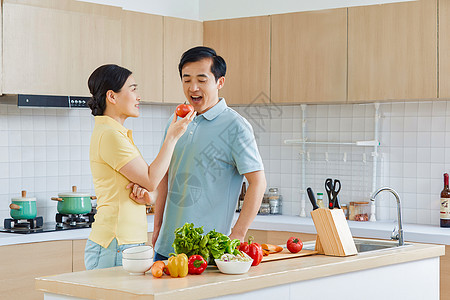 中年夫妇厨房生活夫妻高清图片素材