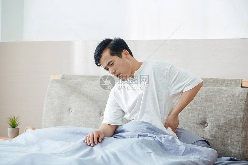 中年男性腰痛图片