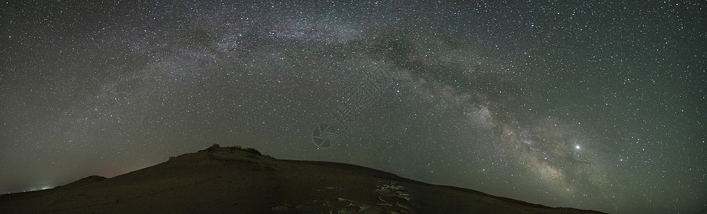 新疆博斯腾湖风景区沙漠和银河图片